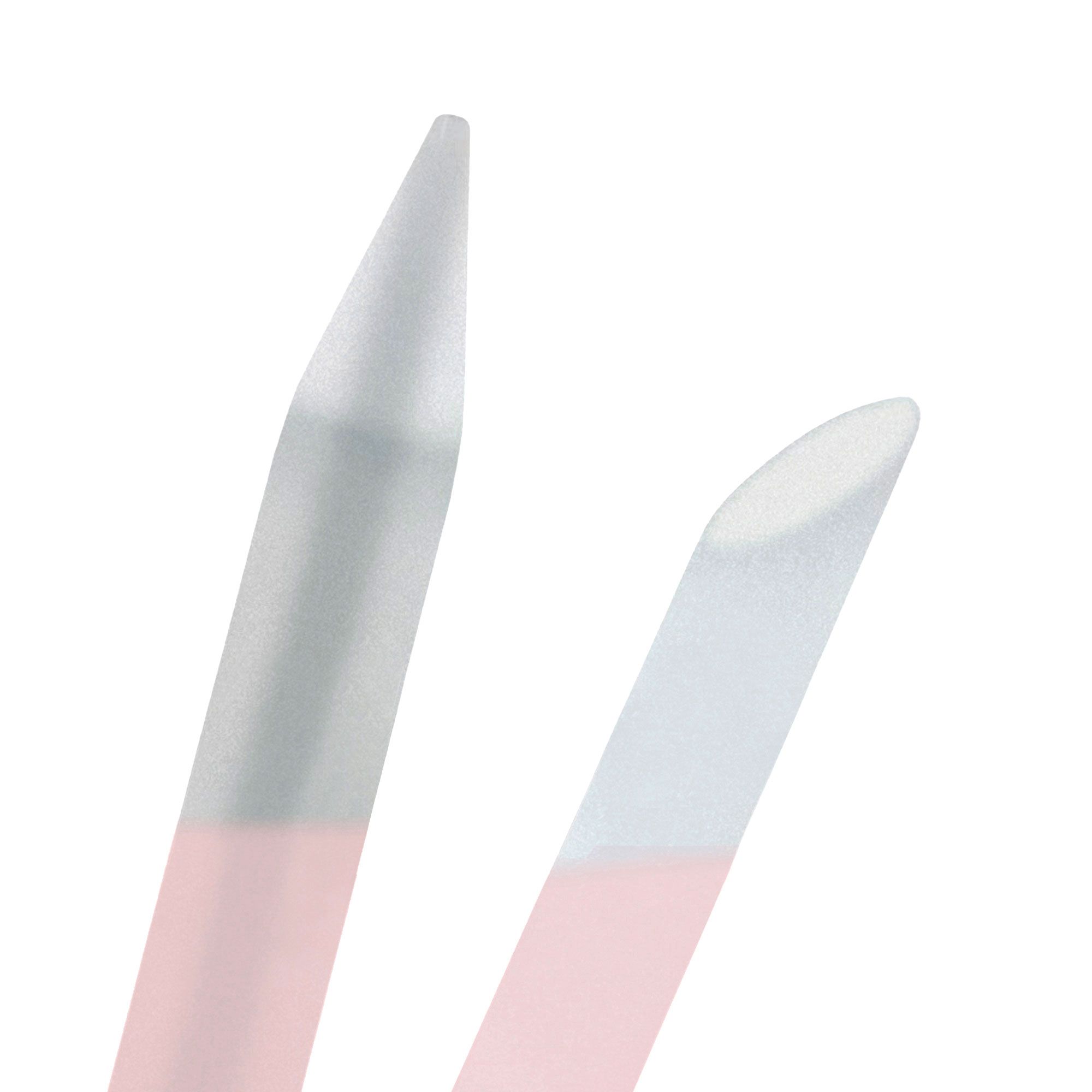 Primo piano di due lime per unghie in vetro. Manici rosa, superfici di limatura trasparenti. Estremità arrotondate e appuntite.