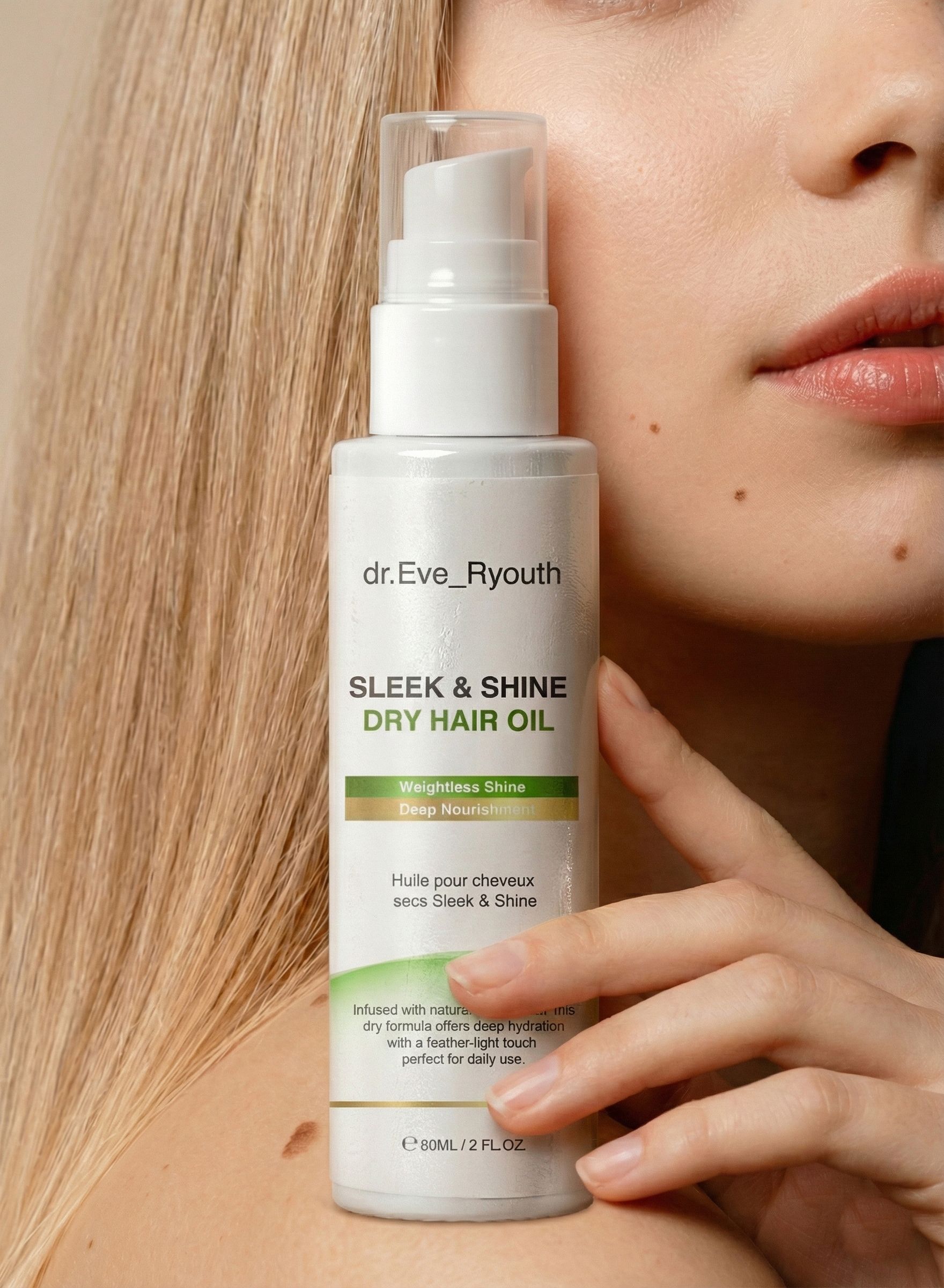 Flacone di olio per capelli secchi Sleek & Shine vicino al viso di una donna.