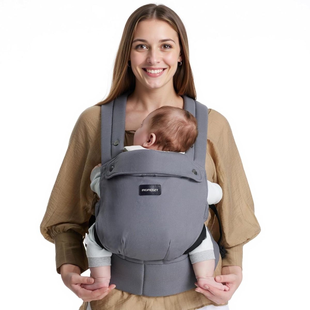 Marsupio Momcozy grigio indossato da una donna che tiene un bambino. Il bambino è nel marsupio. Il prodotto ha spallacci e cintura.