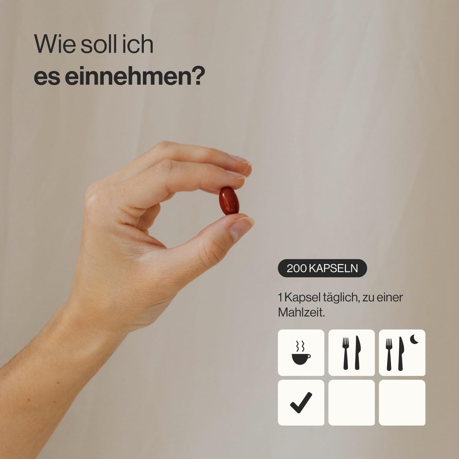 Mano che tiene una capsula rossa. Testo: 200 capsule. Simboli per l'assunzione: pasto, colazione, cena. Simbolo di spunta.