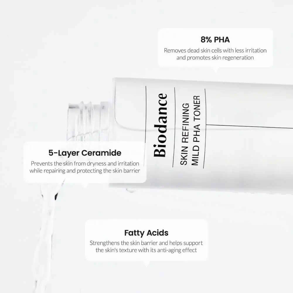 Biodance Skin Refining Mild PHA Toner. Primo piano della bottiglia con testo: 8% PHA, 5-Layer Ceramide, Fatty Acids.