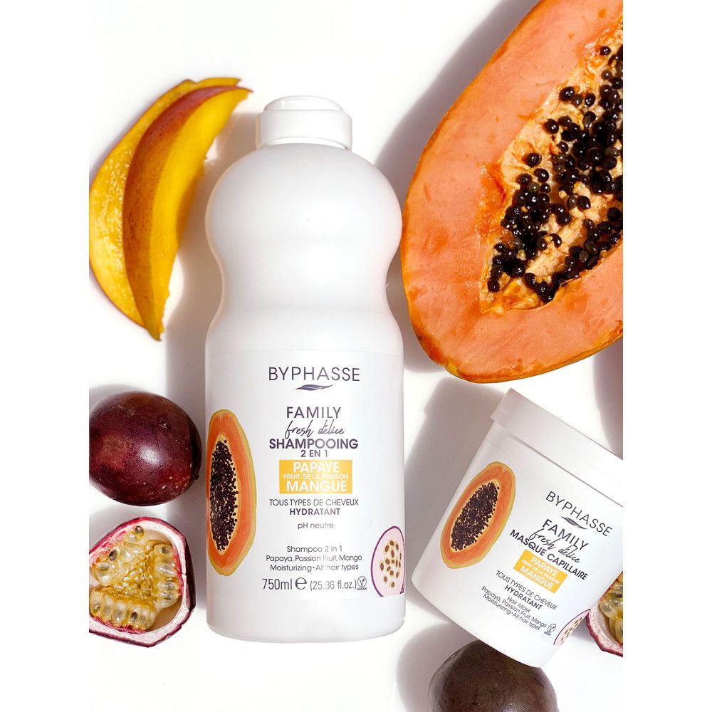 Shampoo e maschera per capelli Byphasse. Bottiglia e vasetto con papaya, frutto della passione e mango. Frutta accanto. Testo: Family Fresh Délice.