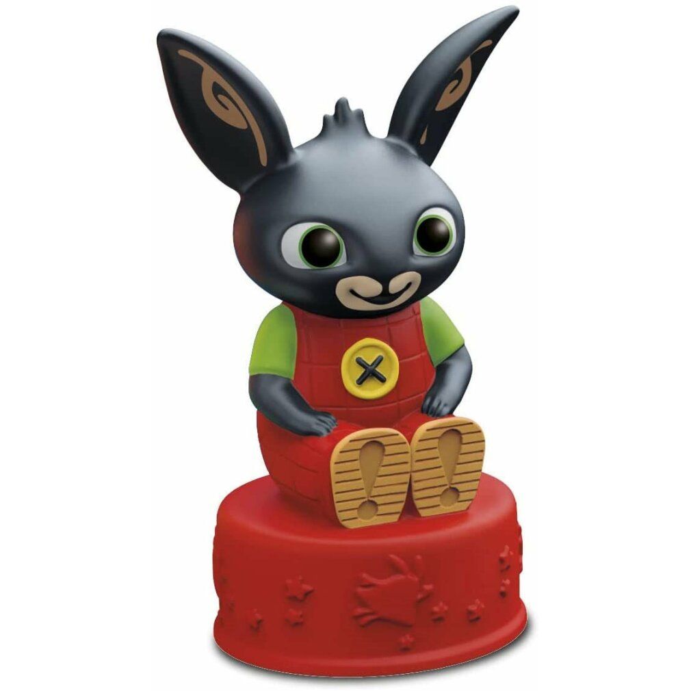 Personaggio di Bing seduto su un piedistallo rosso. Coniglio nero con abiti rossi e occhi verdi.