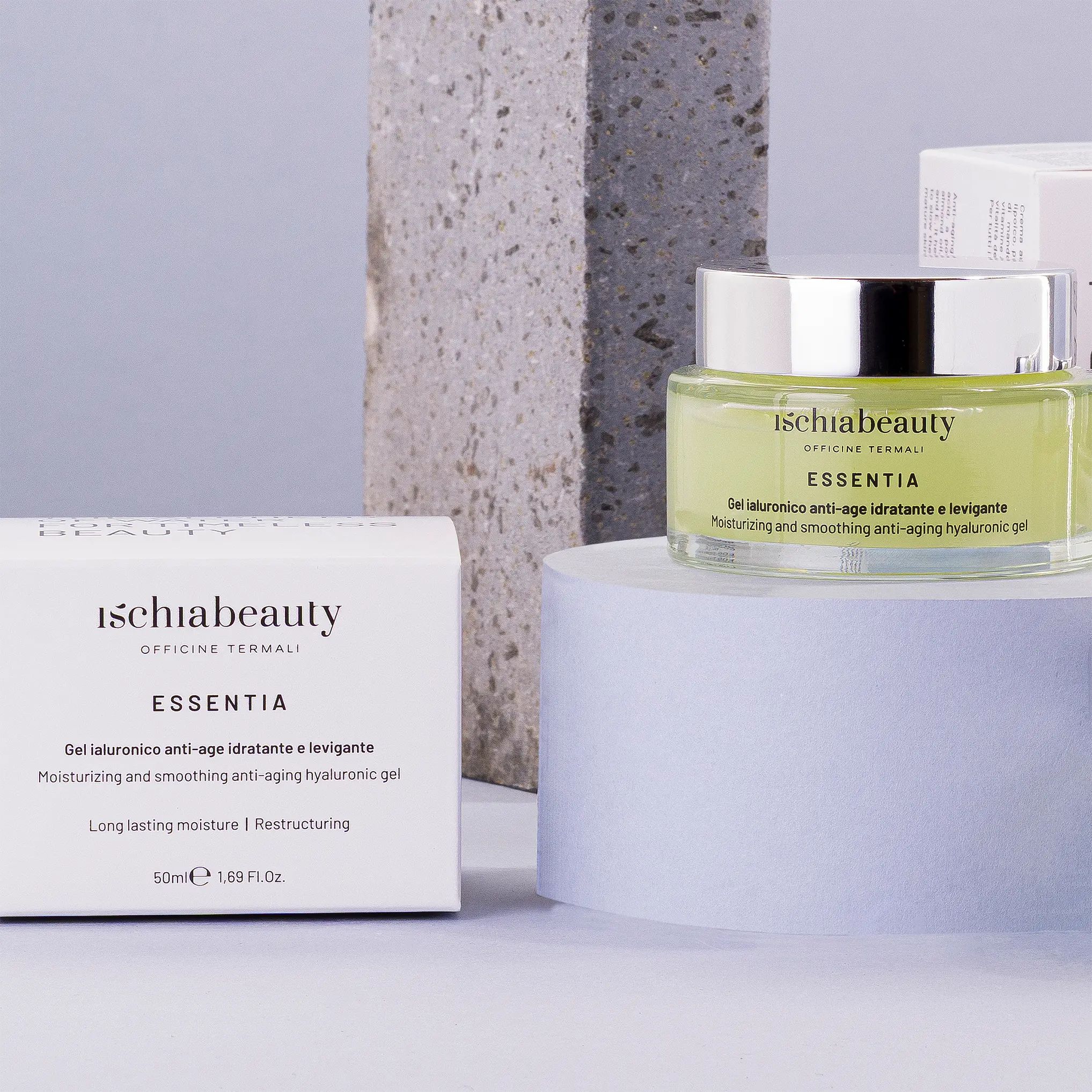 Confezione e vasetto di gel verde. Testo: ischiabeauty ESSENTIA.