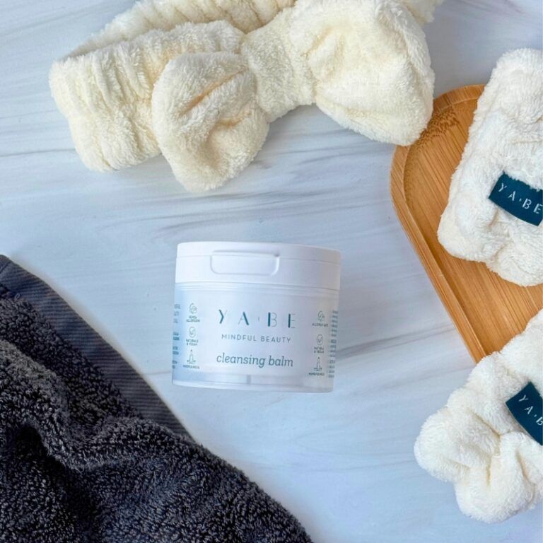 Vasetto bianco con coperchio. Scritta: YA.BE, Mindful Beauty, Cleansing Balm. Con fascia e guanti lavaggio.