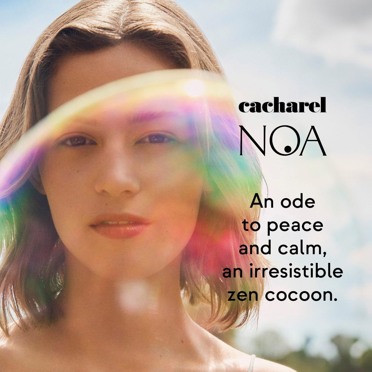 Ritratto di donna con effetto arcobaleno. Testo: Cacharel NOA. An ode to peace and calm, an irresistible zen cocoon.