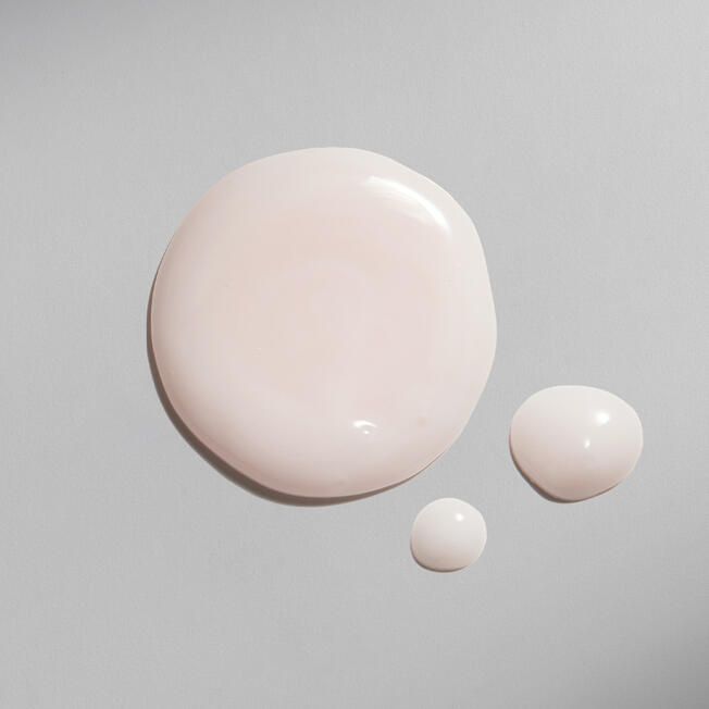 Tre gocce di un liquido cremoso. Diverse dimensioni. Colore rosa chiaro.