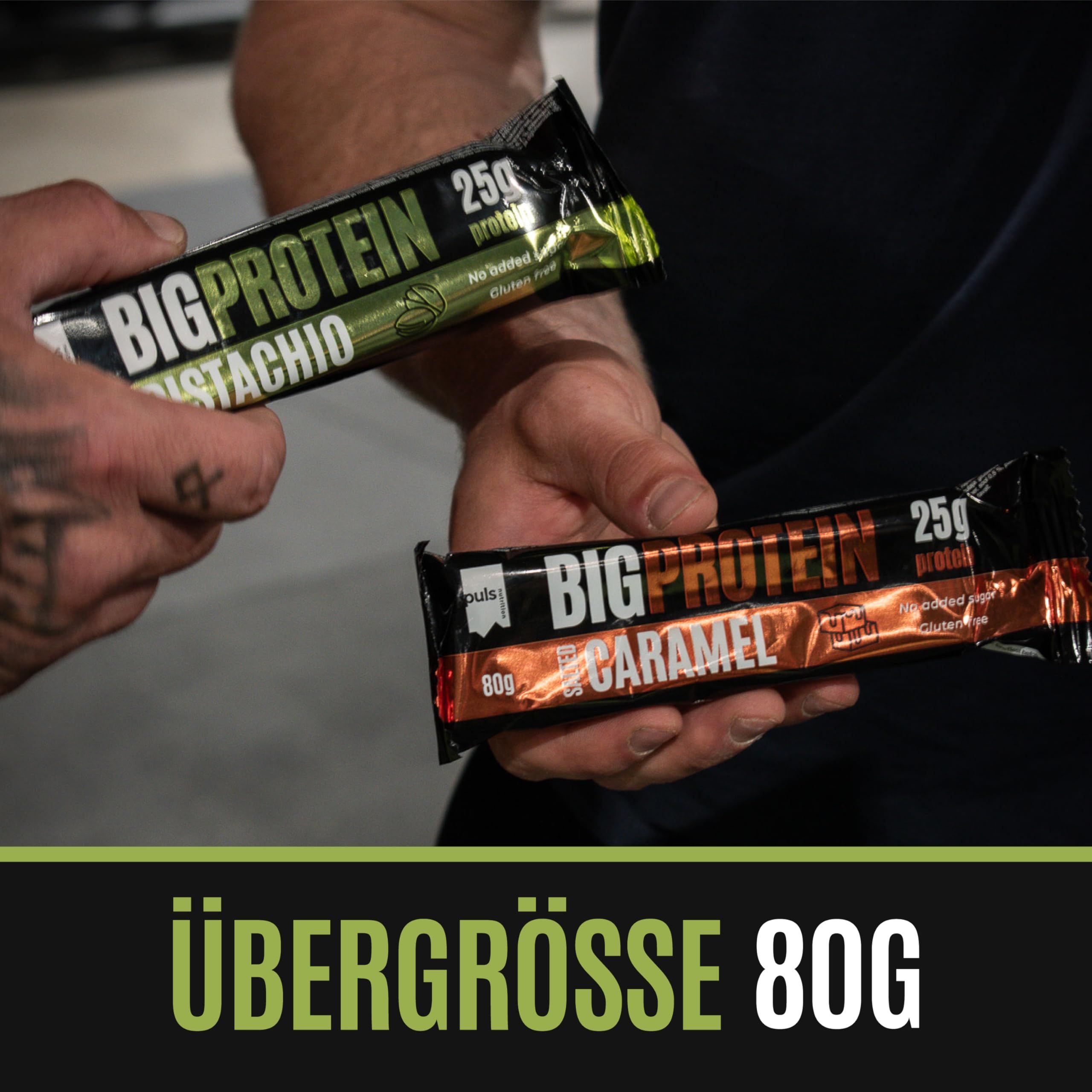 Mani che tengono barrette Puls Nutrition Big Protein: Pistacchio e Salted Caramel. 80g, 25g di proteine.