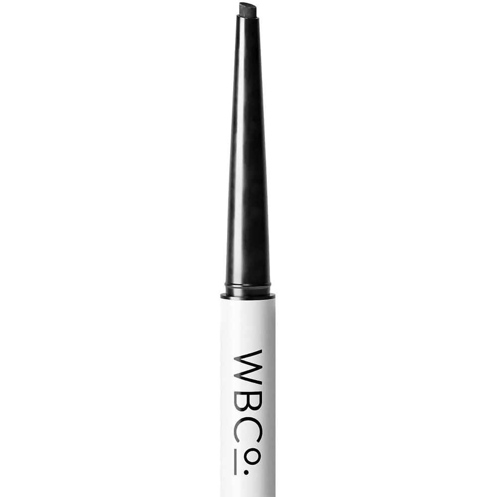 Matita per sopracciglia nera con corpo bianco. Marchio WBCo. visibile. Punta della matita angolata.