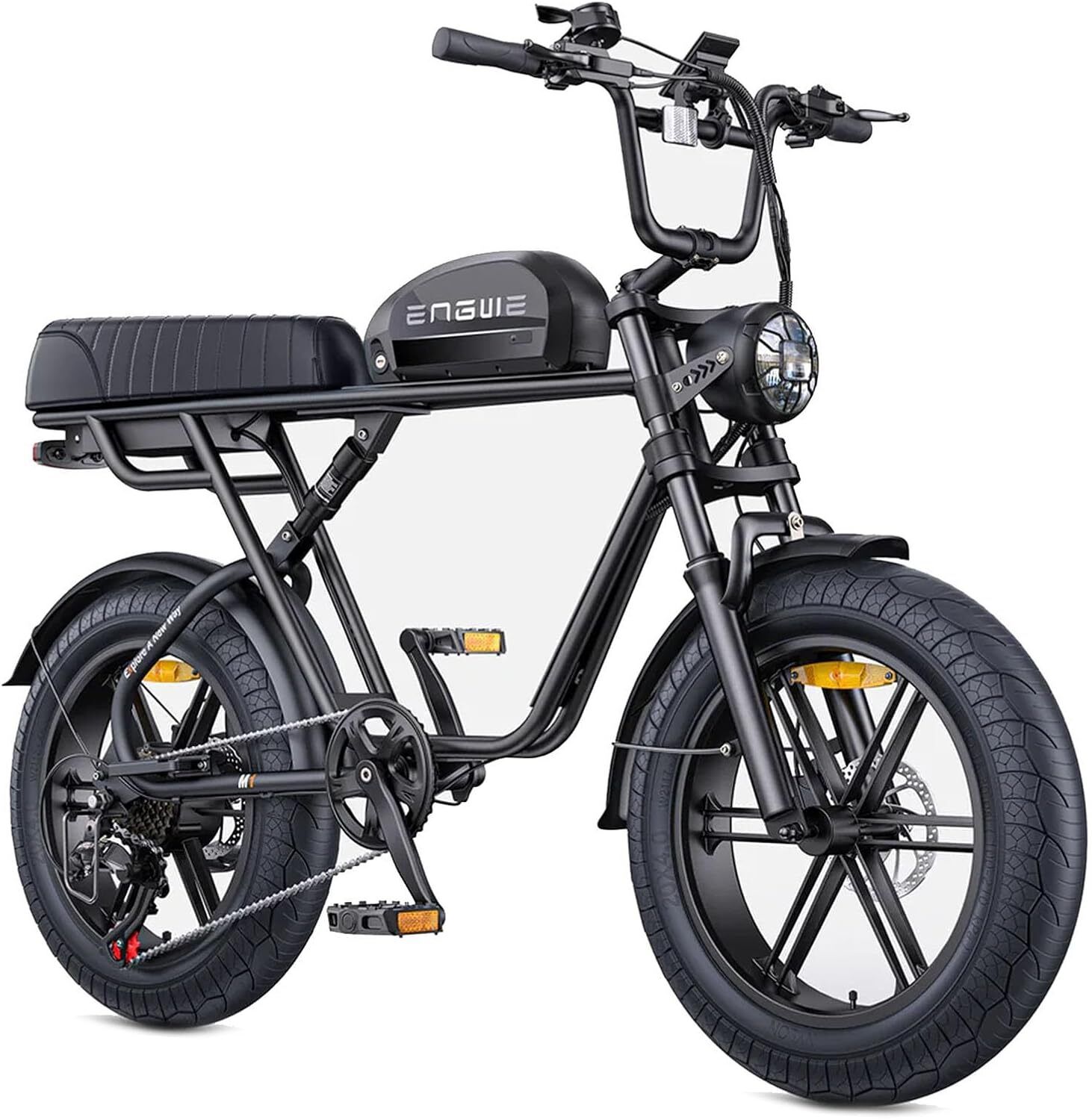 E-bike nero. Pneumatici larghi, faro, portapacchi, marchio ENGWE.