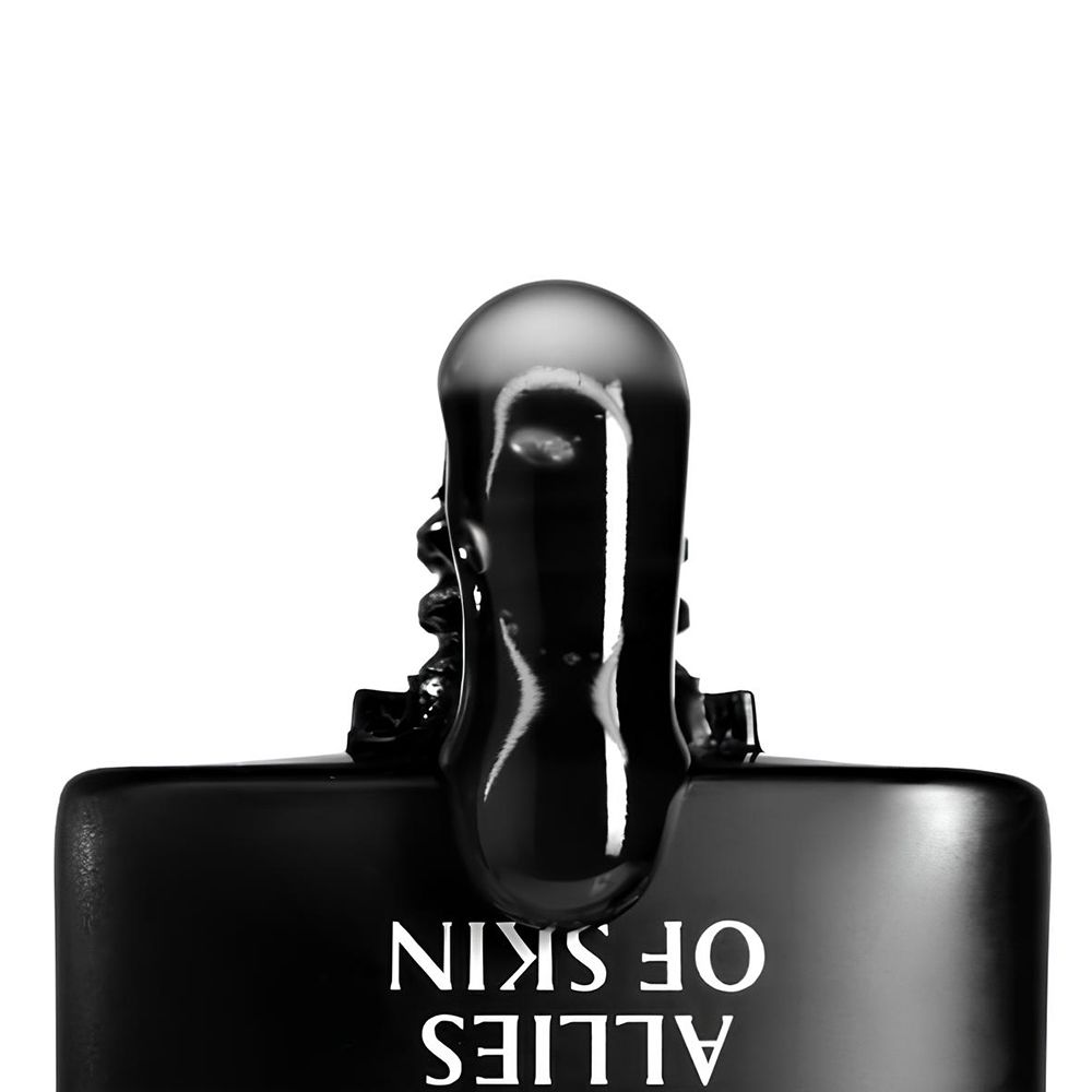Primo piano di un tubo nero con fuoriuscita di gel trasparente. Sul tubo è scritto 'ALLIES OF SKIN'.