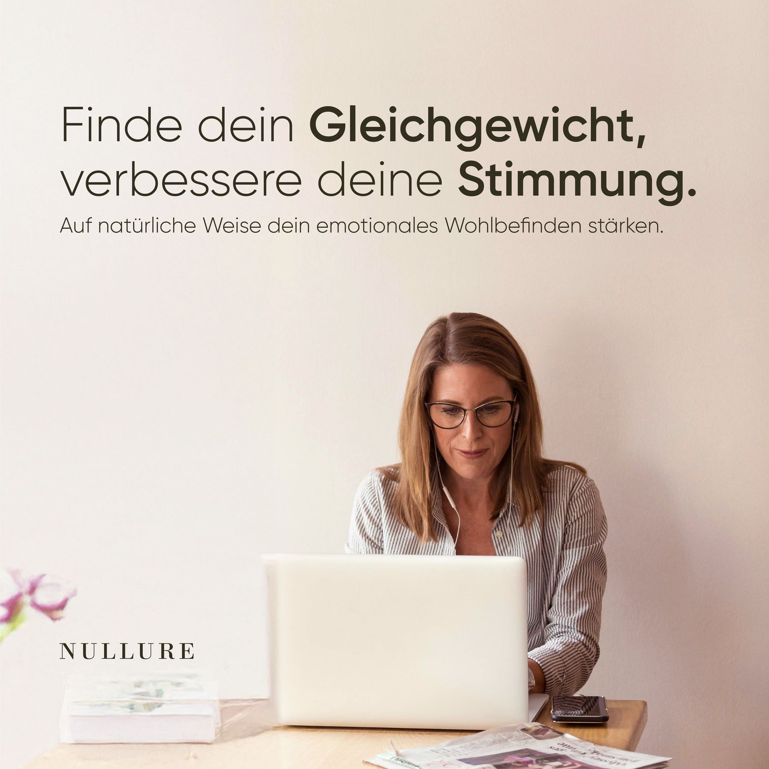 Donna con occhiali davanti a un laptop. Scritta: Nullure. Testo: Trova il tuo equilibrio, migliora il tuo umore.