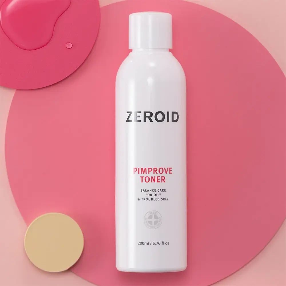 Flacone bianco ZEROID Pimprove Toner su sfondo rosa e giallo. Testo: Balance Care per pelli grasse e problematiche. 200ml/6.76 fl oz.