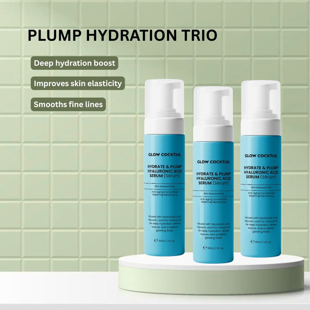 Tre flaconi blu con erogatori bianchi. Testo: Glow Cocktail, Hydrate & Plump Hyaluronic Acid Serum. Su piedistallo.