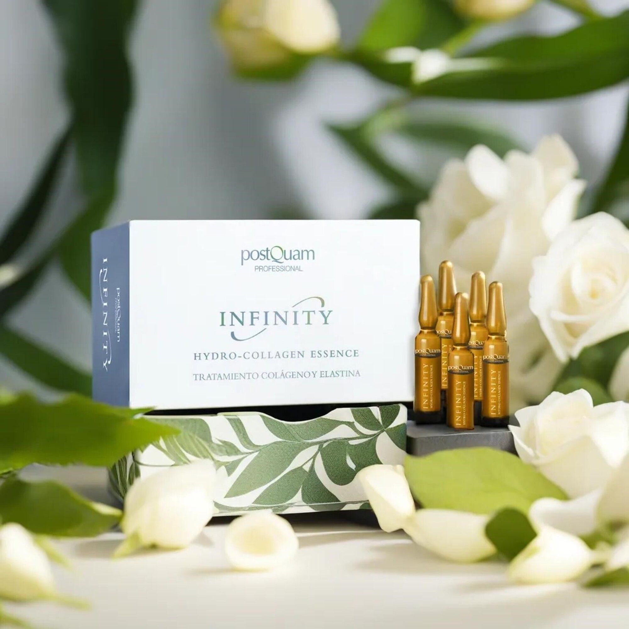 Confezione del prodotto e fiale davanti ai fiori. Scritta: INFINITY Hydro-Collagen Essence. Marchio: Postquam Professional. Fiale marroni.