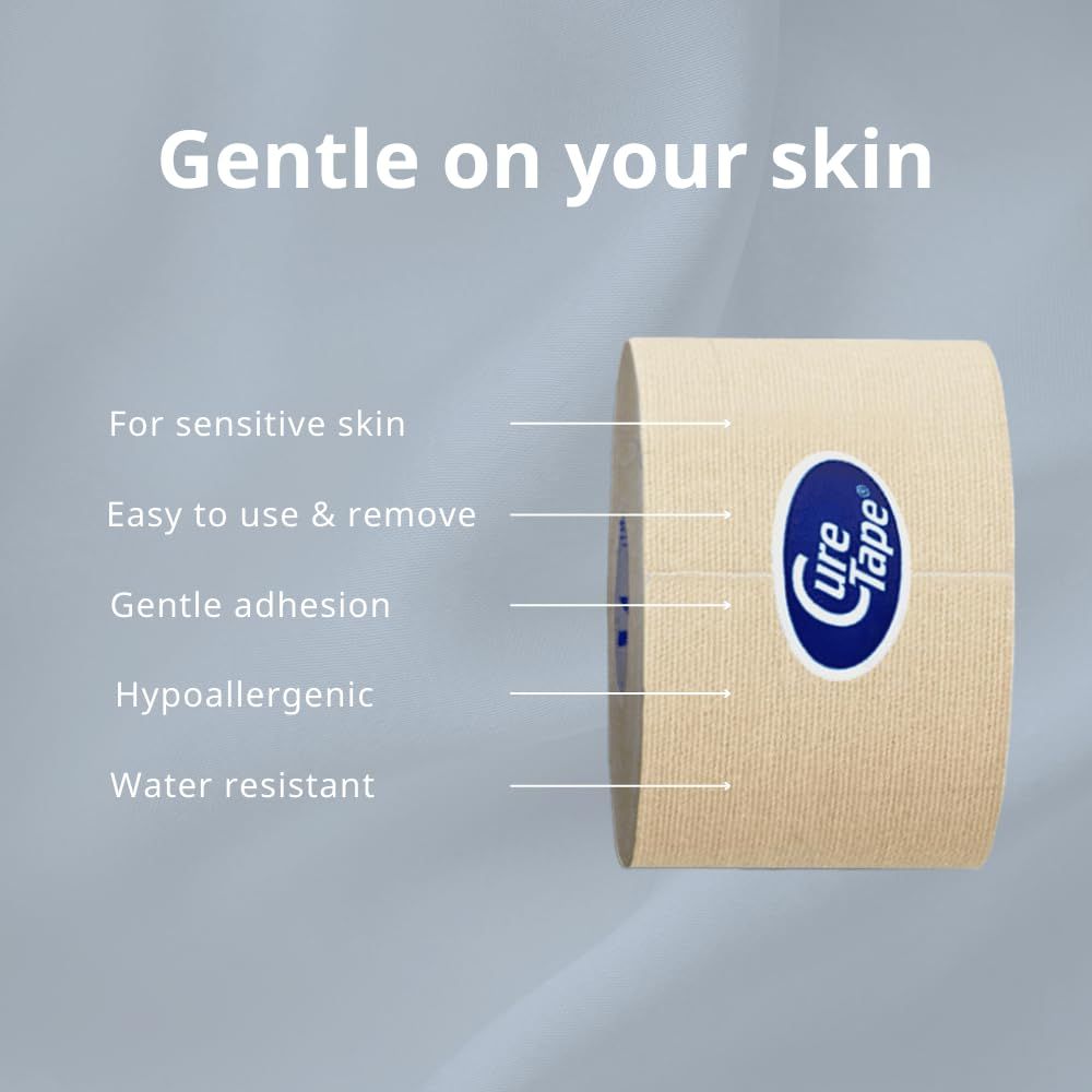 Rotolo di tape kinesiologico beige. Marchio CureTape. Caratteristiche: delicato sulla pelle, facile da usare, ipoallergenico, resistente all'acqua.