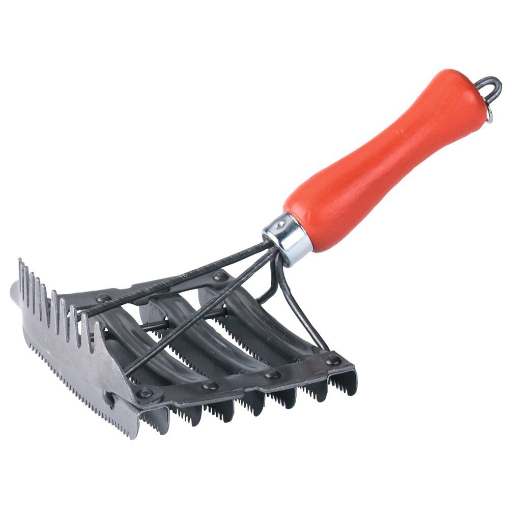 Erpice metallico con 8 file perforate. Acciaio inossidabile, manico rosso in legno. Denti su un lato. Vista obliqua, isolato.