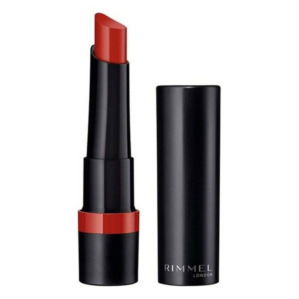 Rossetto rosso con astuccio nero e cappuccio aperto. "Rimmel London" è scritto sull'astuccio.