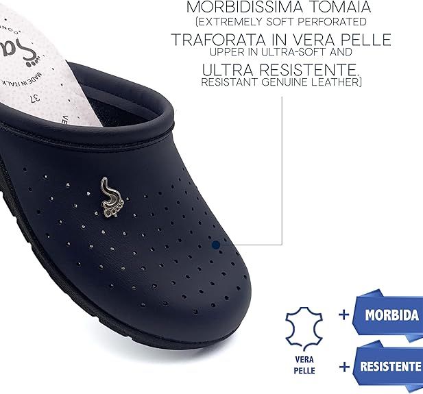 Primo piano di zoccolo in pelle blu. Tomaia traforata, emblema del piede argentato. Testo: « Morbissima Tomaia » e « Vera Pelle ».
