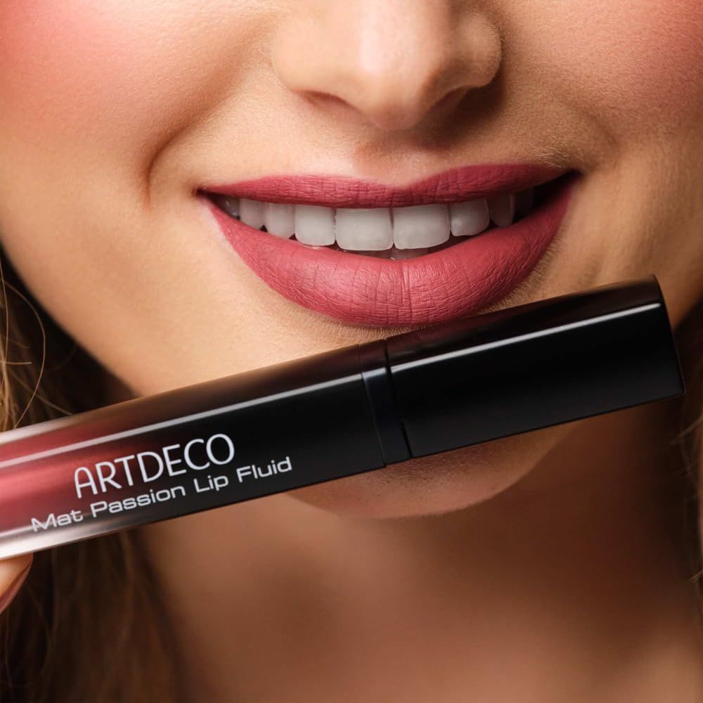 Applicatore Artdeco Mat Passion Lip Fluid applicato sulle labbra.