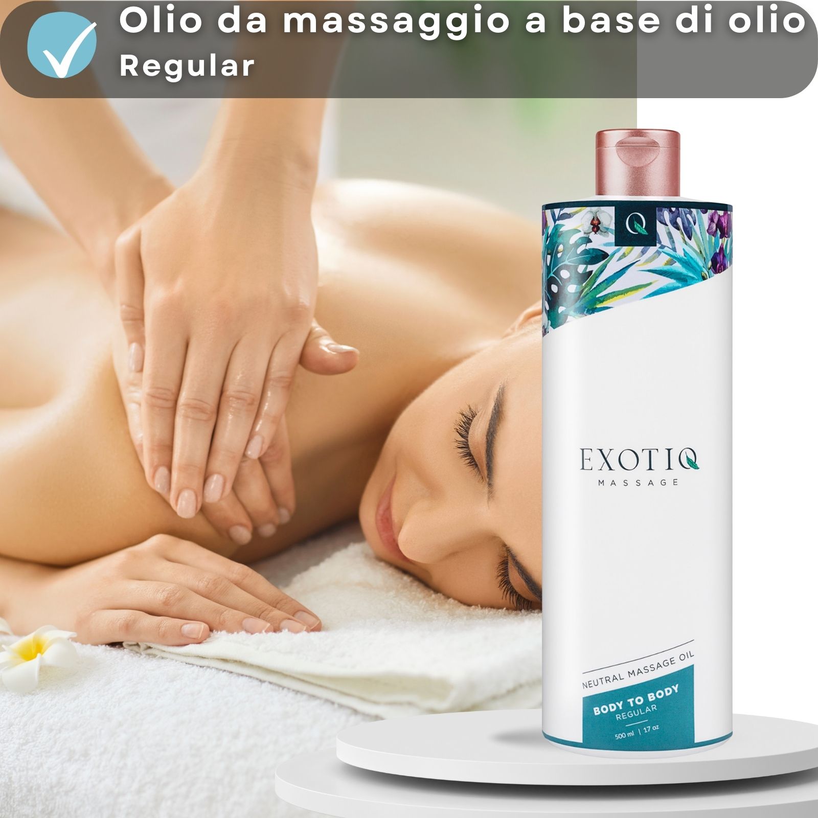 Donna riceve massaggio. Bottiglia con testo: EXOTIQ MASSAGE, BODY TO BODY REGULAR. Su piedistallo bianco.
