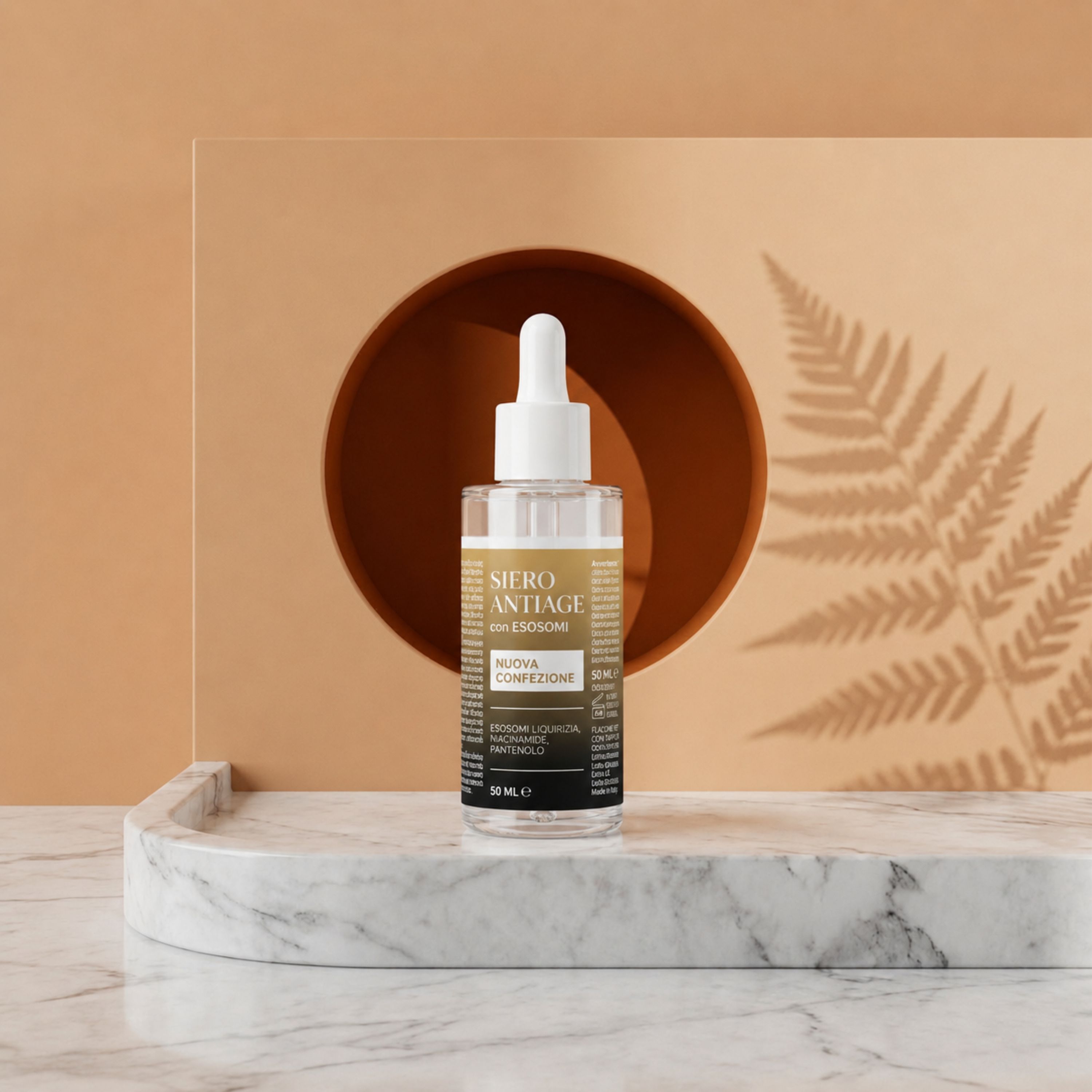 Flacone siero con contagocce. Scritta: Siero Antiage con Esosomi. Su base marmorea, sfondo con ombra.