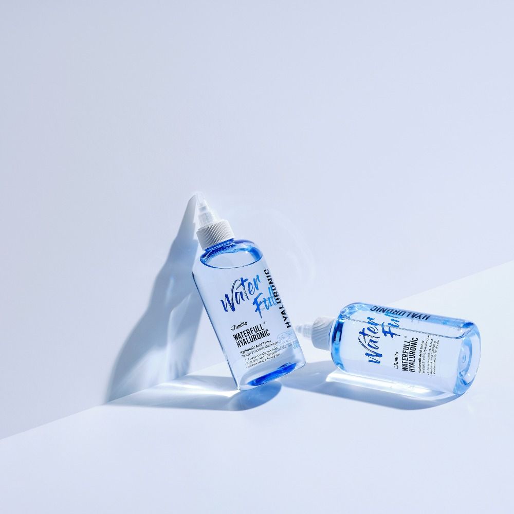 Due bottiglie di toner JUMISO Waterfull Hyaluronic Acid. Scritta blu, bottiglie trasparenti, sfondo bianco.
