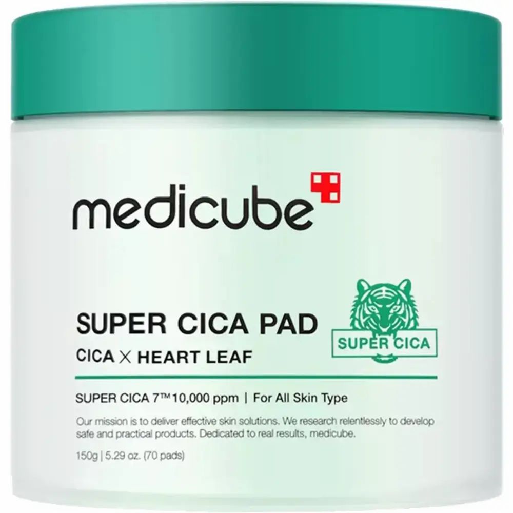 Vaso bianco con coperchio verde. Scritta: MEDICUBE, SUPER CICA PAD, CICA x HEART LEAF. Testo: SUPER CICA 7™ 10.000 ppm | For All Skin Type.