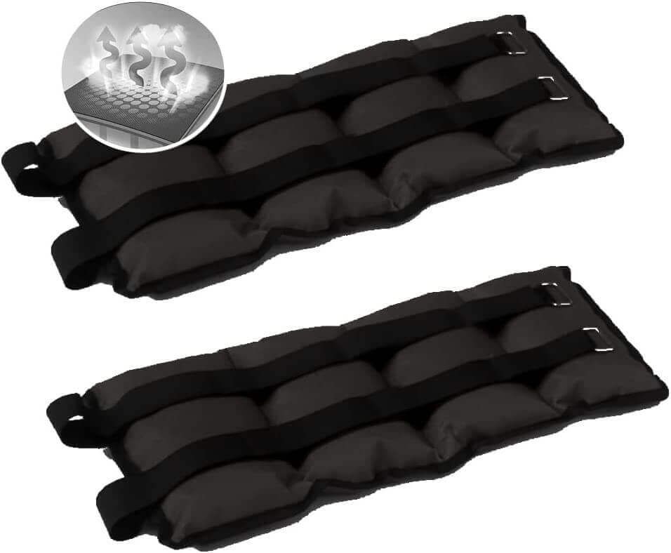 Due pesi per caviglie neri. Ognuno ha diverse sezioni imbottite e cinghie nere con fibbie. Vista dettagliata con ventilazione.