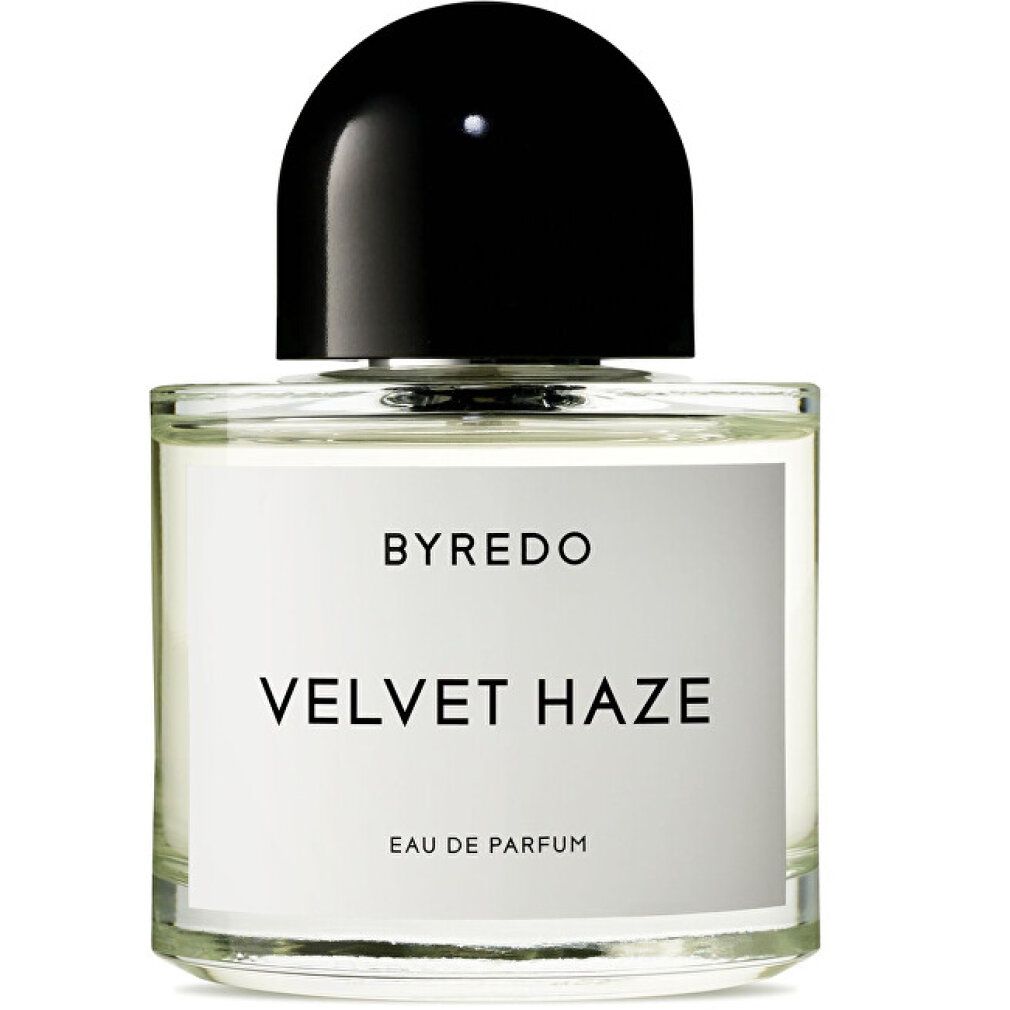 Flacone in vetro con tappo nero. Etichetta con "BYREDO", "VELVET HAZE" e "EAU DE PARFUM".