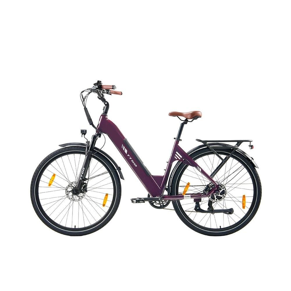 Bicicletta elettrica viola con sella e manubrio marroni. Pneumatici neri, portapacchi e parafanghi. Riflettori gialli.