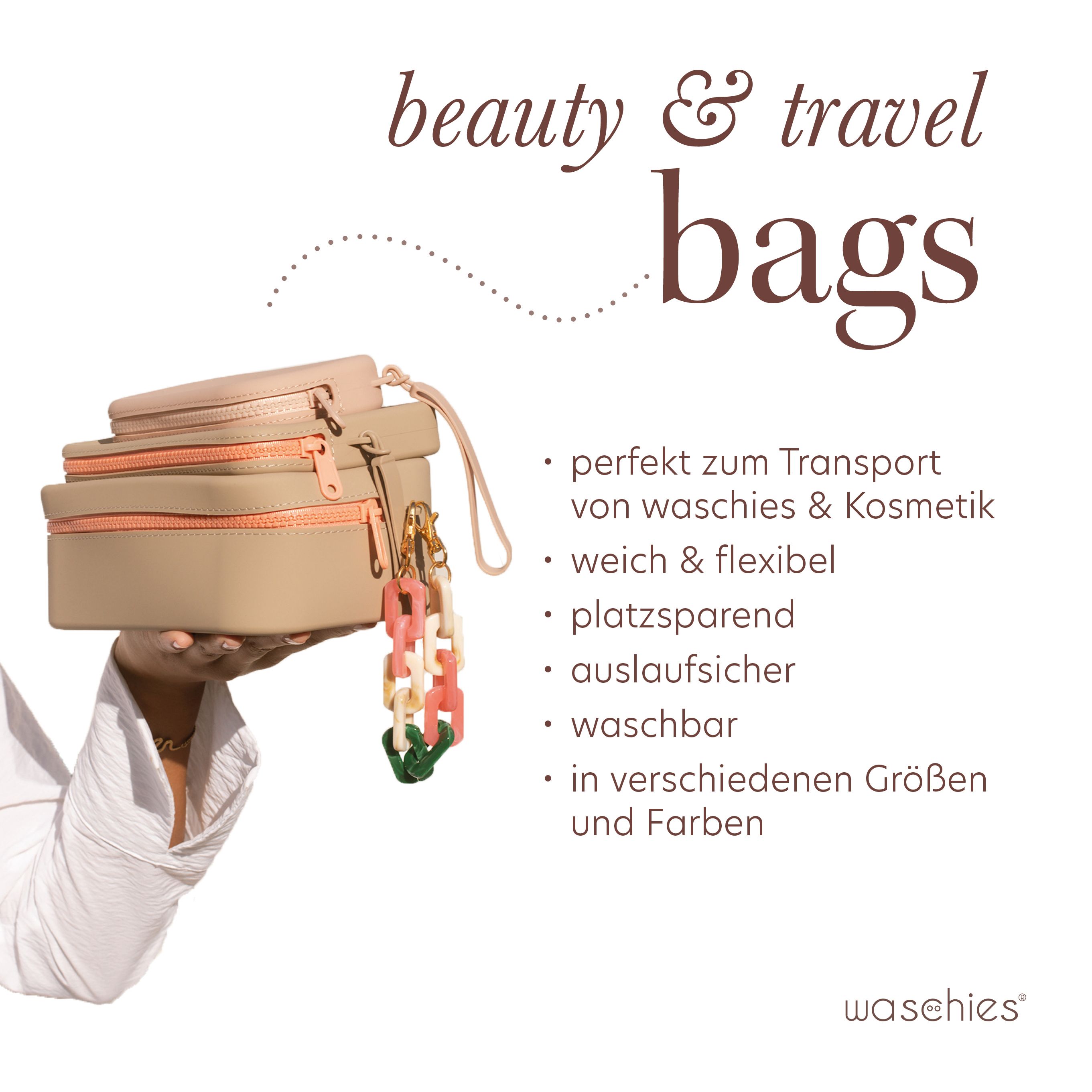 Persona che tiene in mano una pochette cosmetica beige con cerniera e ciondolo. "waschies" è scritto sulla borsa.