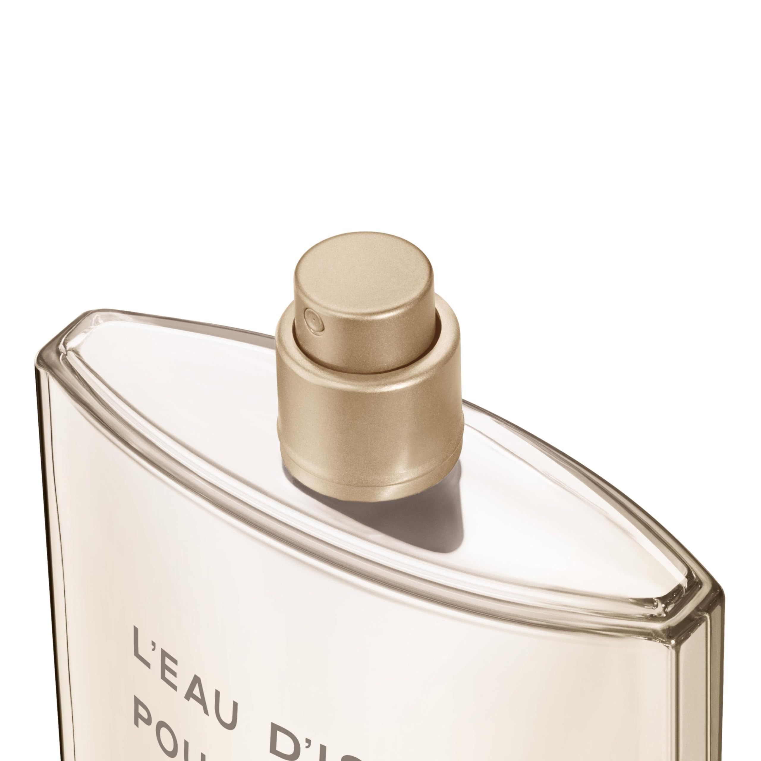 Primo piano del tappo del flacone. Erogatore spray dorato. Scritta: L'EAU D'ISSEY POUR HOMME.