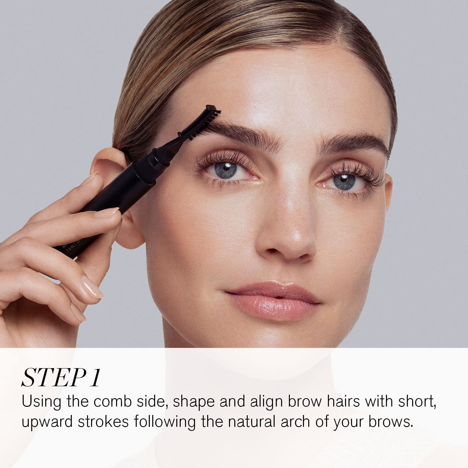Donna con gel per sopracciglia. Passo 1: modellare i peli delle sopracciglia con il lato a pettine. Testo: STEP 1. Prodotto: Hi-Def Brow Gel.