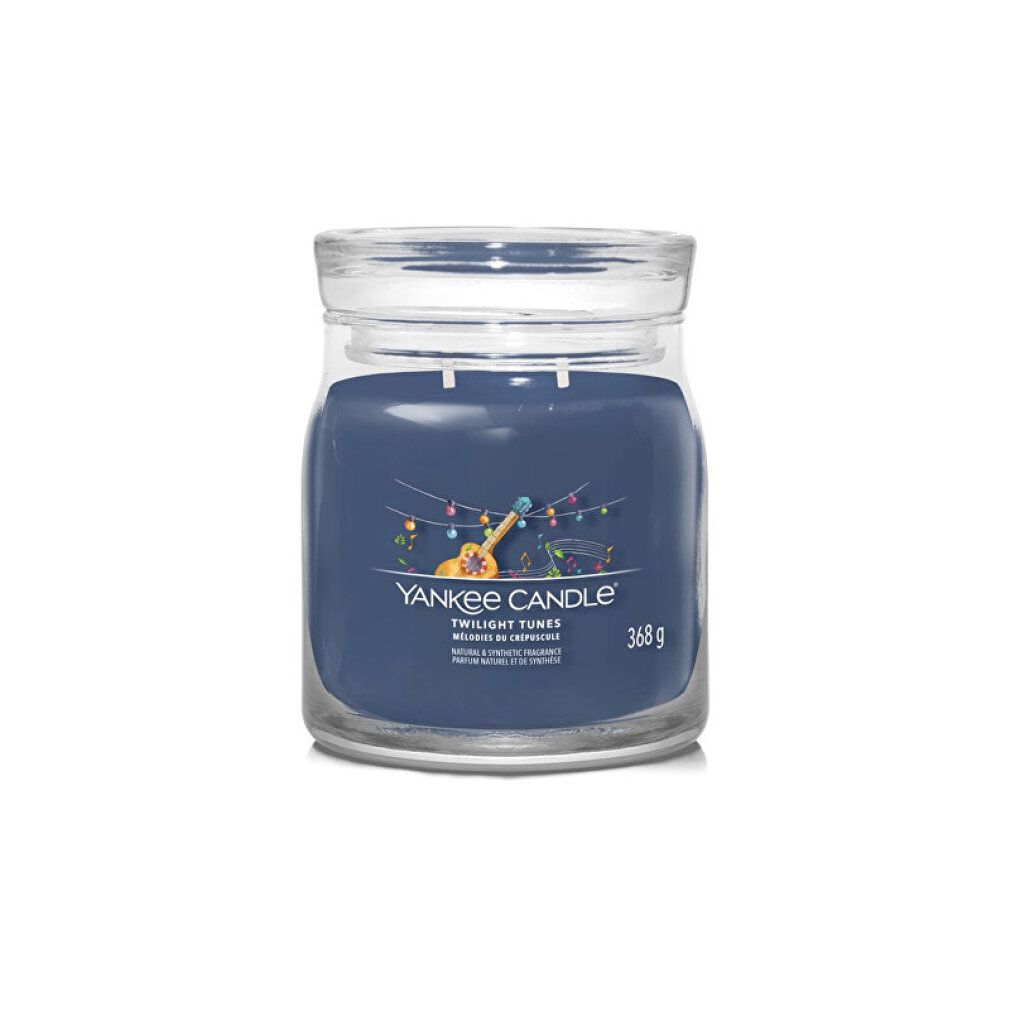 Candela profumata in vetro blu con coperchio. Scritta: Yankee Candle Twilight Tunes. Peso: 368 g.