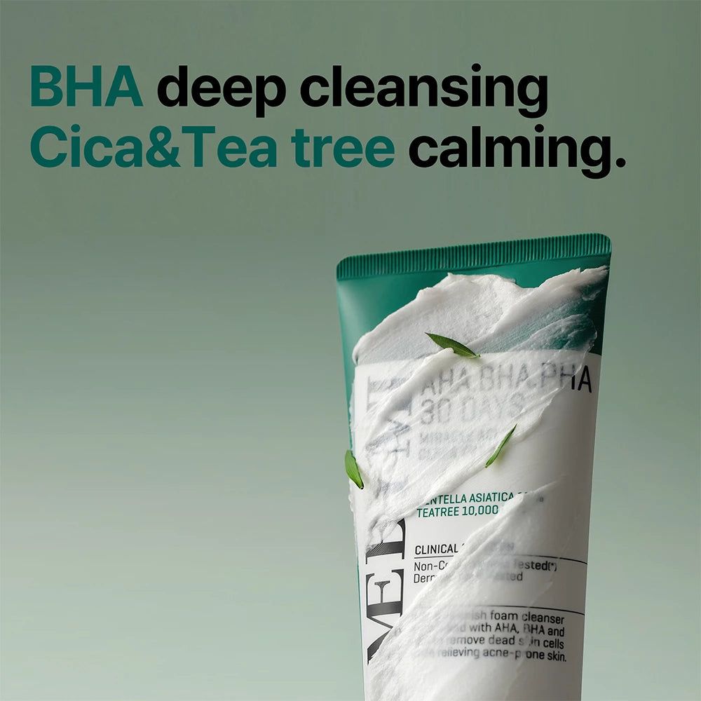 Tubo con schiuma bianca. Testo: BHA Deep Cleansing, Cica & Tea Tree Calming. Sfondo verde.