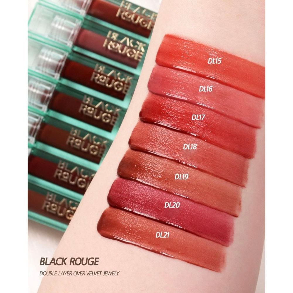 Braccio con colori lucidalabbra. Diverse tonalità, etichettate da DL15 a DL21. Logo BLACK ROUGE e nome del prodotto.
