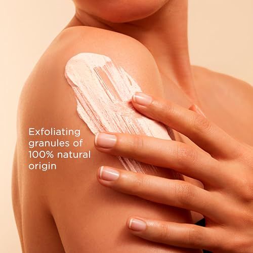 Persona applica scrub sulla spalla. Testo: Granuli esfolianti di origine naturale al 100%.