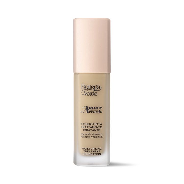 Flacone beige con tappo rosa. Scritte: Bottega Verde, d'Amore d'Accordo, Fondotinta trattamento idratante. Traduzione inglese.