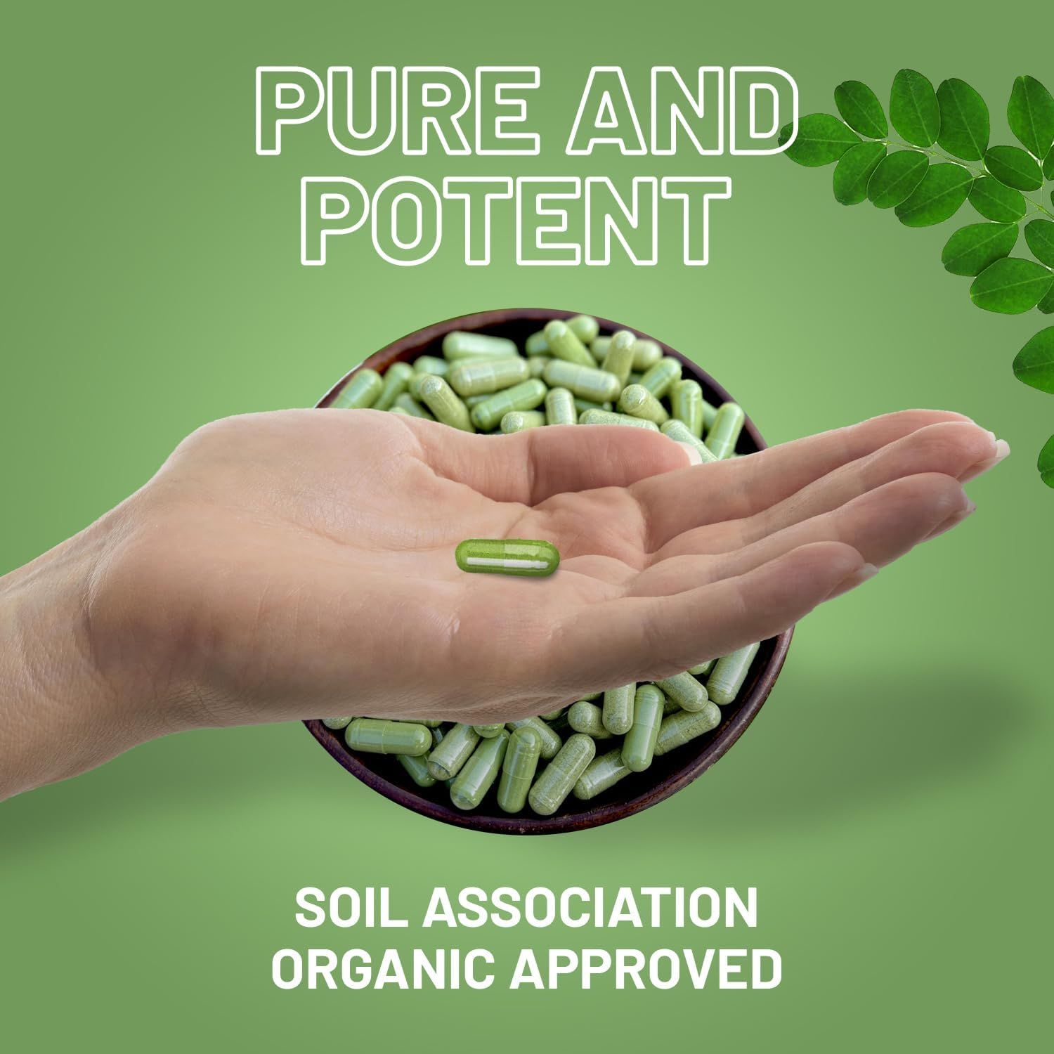 Mano che tiene una capsula verde sopra una ciotola di capsule verdi. Scritta: Soil Association Organic Approved.