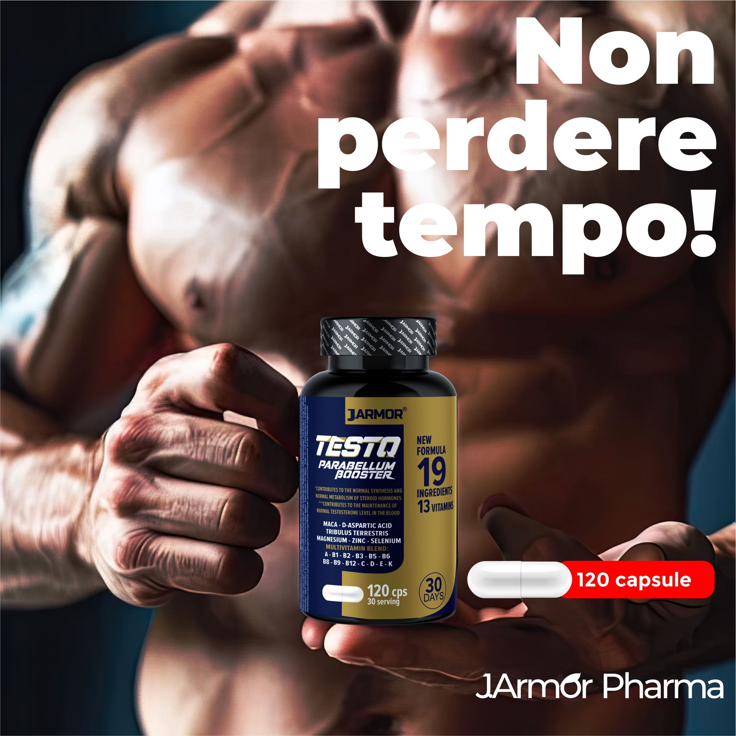 Una mano tiene un flacone di capsule. Sul flacone, "TESTO PARABELLUM BOOSTER" e "19 INGREDIENTI".