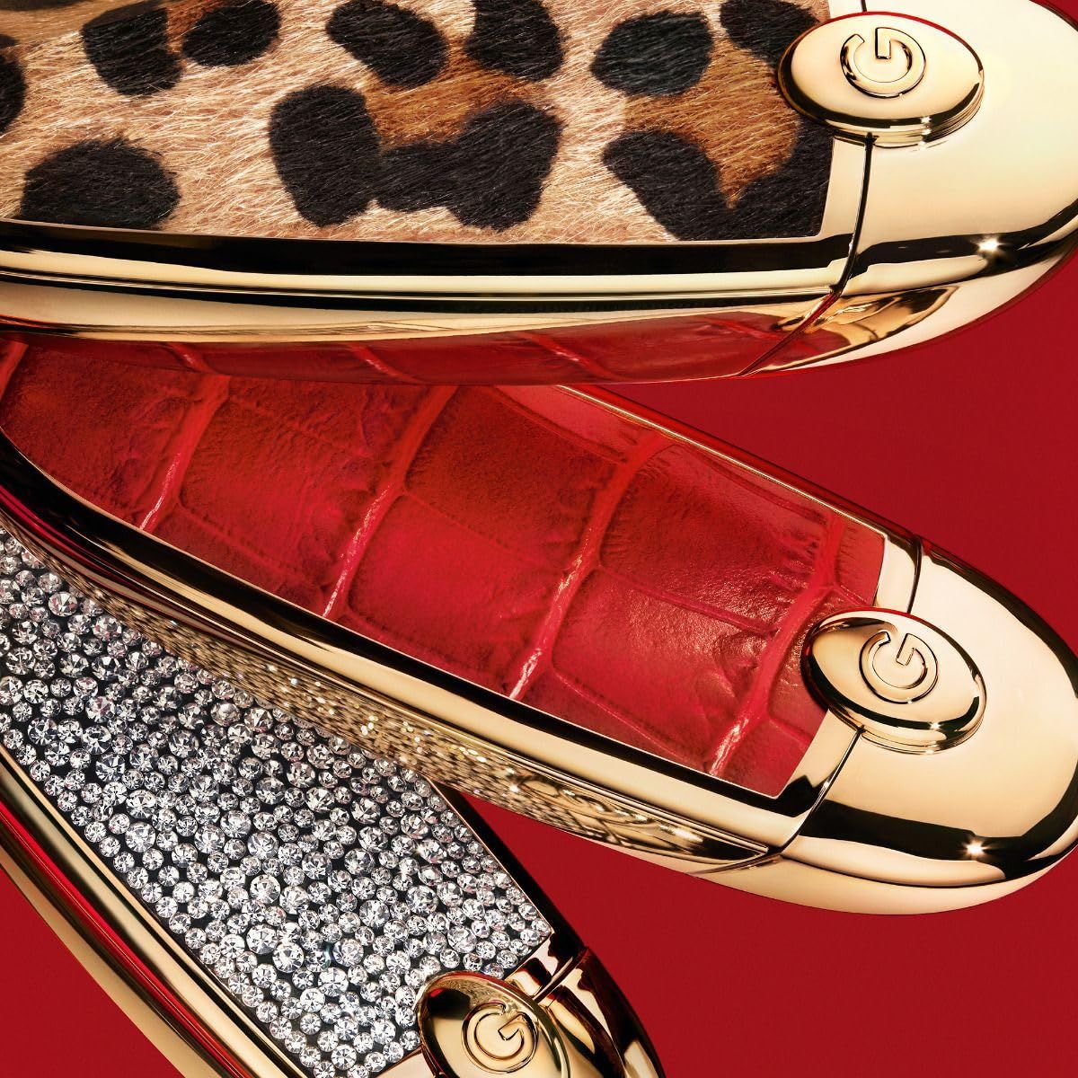 Tre astucci: motivo leopardato, pelle di coccodrillo rossa, strass. Dettagli dorati. Guerlain.