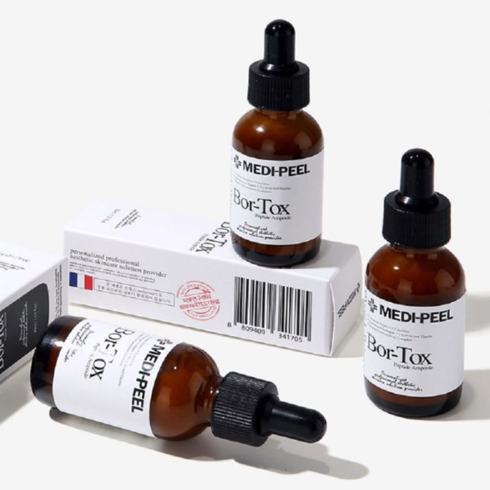 Tre flaconi in vetro marrone con contagocce, etichette 'Peptide-Tox Bor Ampoule' e 'MEDIPEEL'.