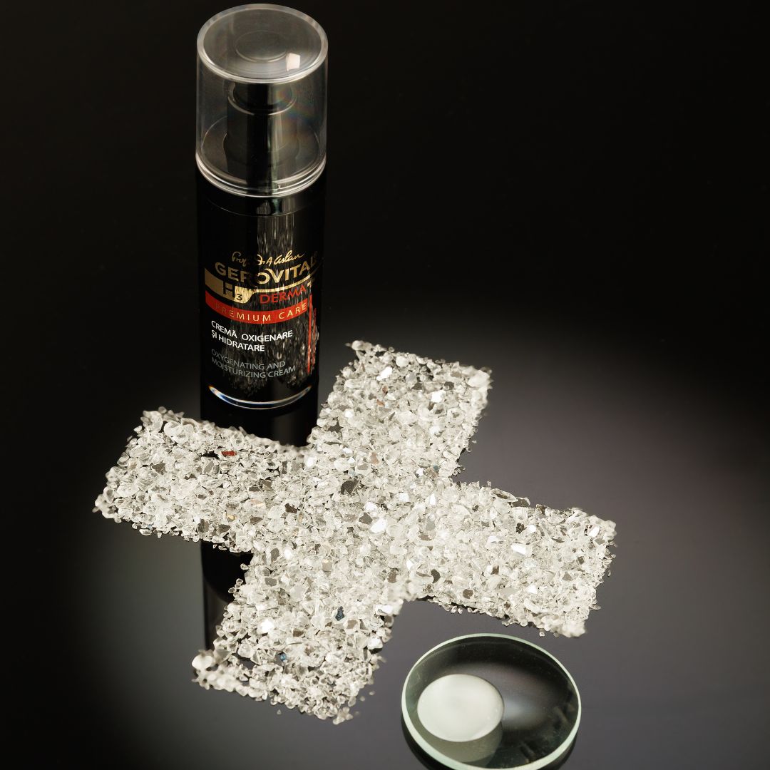 Flacone nero con erogatore a spruzzo, accanto a una decorazione a forma di croce di vetro e un piccolo contenitore. Scritta: Gerovital H3 Derma+ Premium Care.