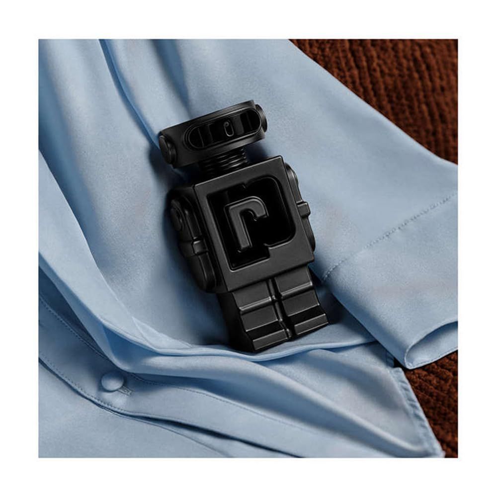 Flacone di profumo a forma di robot nero su camicia azzurra. Il flacone ha la forma di un robot. Scritta "P".