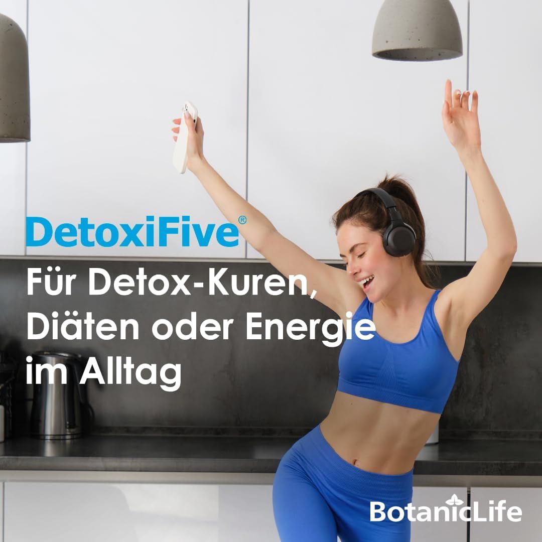Donna balla con cuffie in cucina. Testo: DetoxiFive, per cure detox, diete o energia quotidiana.