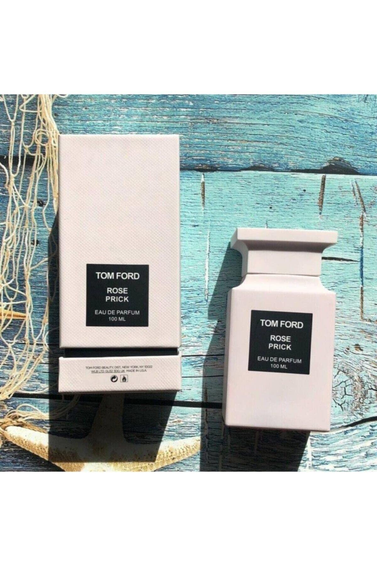 Flacone e scatola rosa. Etichetta nera con testo bianco: TOM FORD, ROSE PRICK, Eau de Parfum.