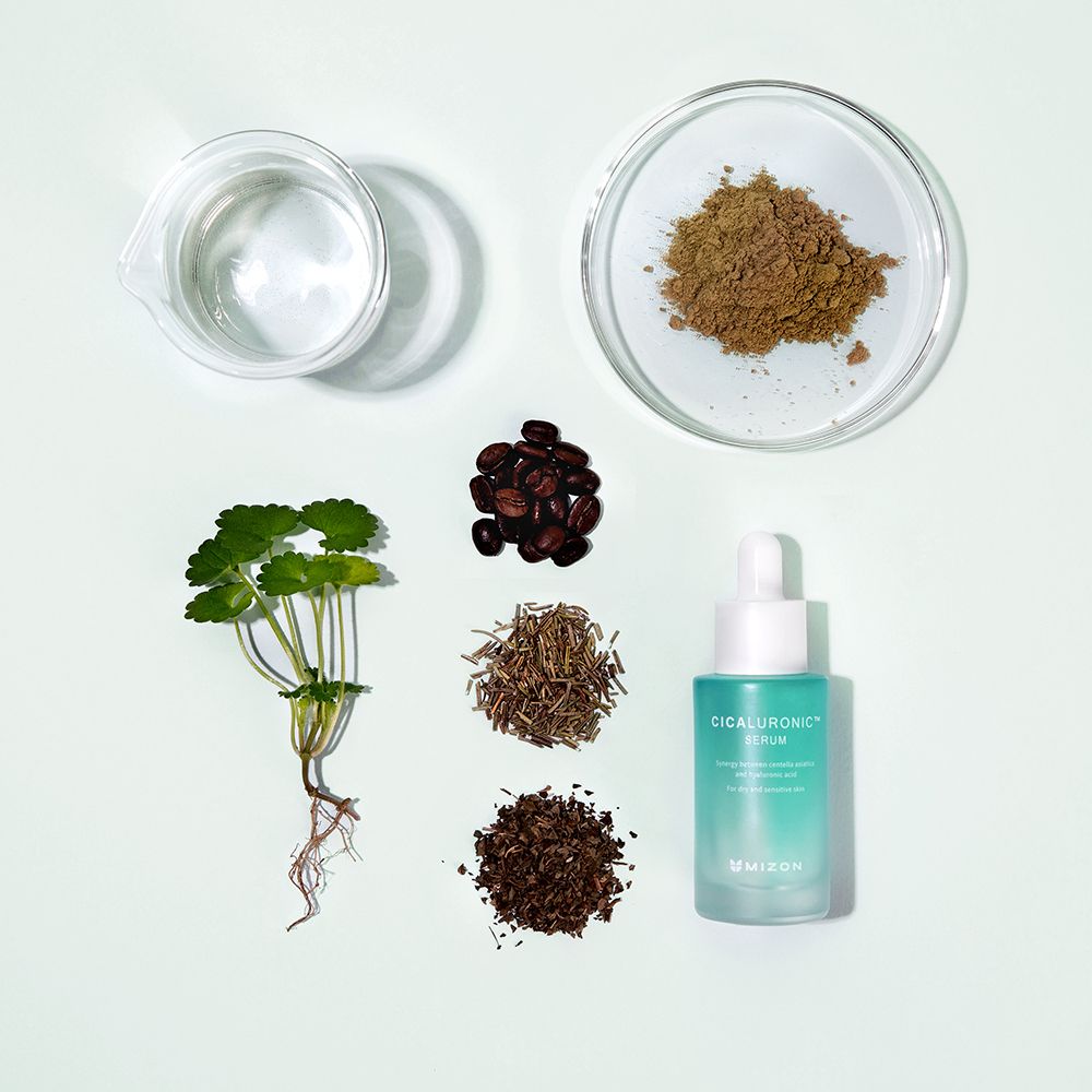 Flacone di siero, ingredienti ed erbe. Scritta: Cicaluronic Serum. Marchio: Mizon. Verde e bianco.