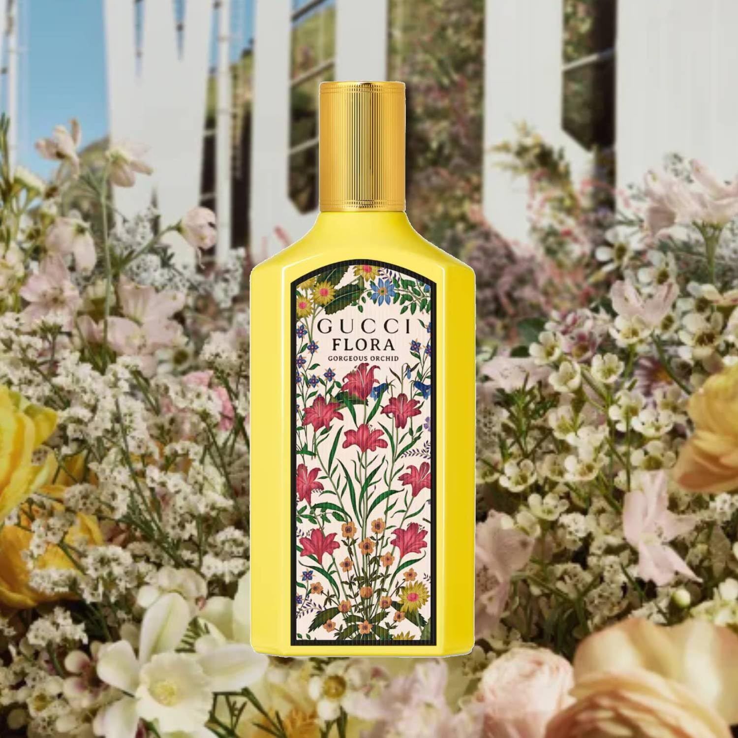 Flacone di profumo giallo con design floreale. Scritta: GUCCI FLORA GORGEOUS ORCHID. Su sfondo floreale.