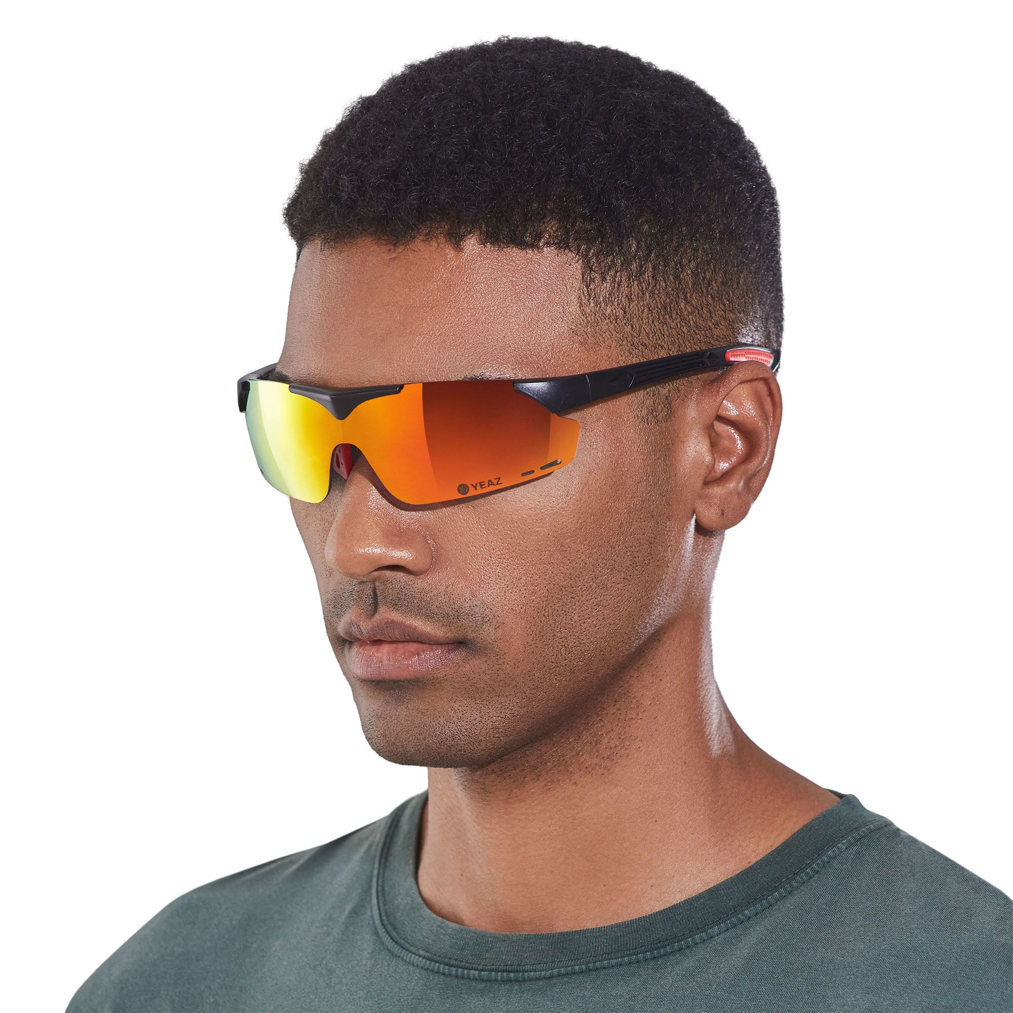 Occhiali da sole sportivi con montatura nera e lenti a specchio arancioni-rosse, indossati da un uomo.
